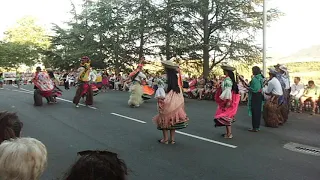 Desfile final del Festival Folclórico de los Pirineos, grupo de Ecuador.