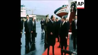 SYND 1 11 77 SADAT ARRIVES IN TEHRAN GREETED BY SHAH OF IRAN