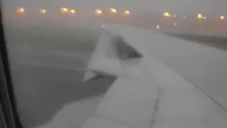 Самолет взлетает в тайфун (аэропорт Гонконга)