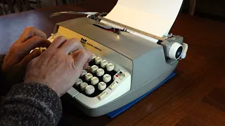 Smith-Corona Galaxie 1964 - typewriter at work