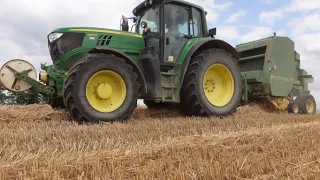 John Deere 6150 M mit Rundballen-Presse John Deere 580