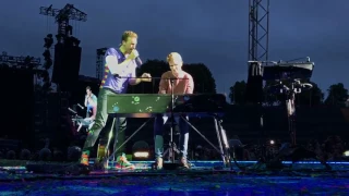 Chris Martin performs Everglow with a fan in Munich - June 6, 2017