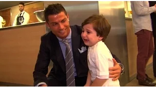 Menino que perdeu os pais realiza sonho e conhece Cristiano Ronaldo |