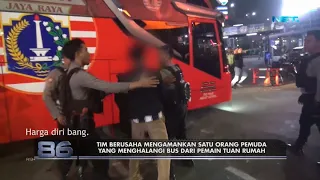 Kecewa Dengan Hasil Pertandingan Salah Satu Supporter Coba Hadang Tim Tuan Rumah - 86