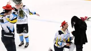 Максим Еремин сделал предложение своей возлюбленной на хоккейном матче