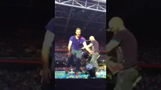 Chris Martin grabs phone of Irish Coldplay fan in Cardiff (2)