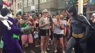 Joker and Harley VS Batman Street Show Movieworld