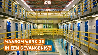 Bewaker Jip leidt ons rond in de gevangenis in Grave