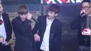 140211 쇼케이스 - 호석이 생파 구경하는(?) 정국이