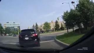 Driving in GTA 10 - Right turn almost hits left turning car