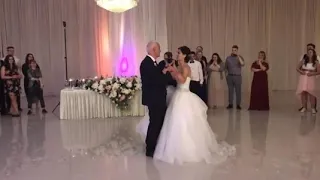 Все началось со свадебного танца дочери и отца. Затем музыка изменилась