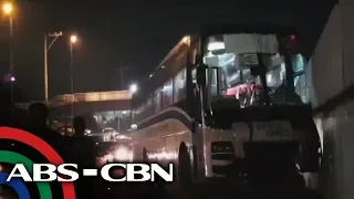 Bus, sumalpok sa concrete barrier sa QC | News Patrol