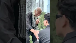 Homeless Old Man Helps The Blind Man #shorts #motivation #inspiration #viral #help #kindnessman