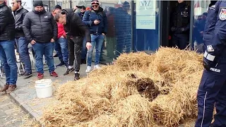 Podlascy rolnicy zabarykadowali wejścia biur PO, PiS i PZŁ w Białymstoku