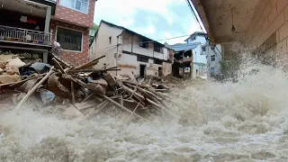 Village can't hold anymore! River burst its banks and flood due heavy rain in China