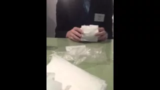 ШОК! Человек поедает рулон туалетной бумаги!