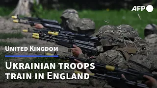 Ukrainian volunteers train in England for trench warfare | AFP