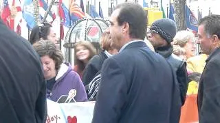 Taylor Lautner w/ fans @ Today Show (11/9/11)