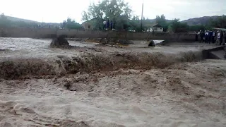 Ливни вызвали сход селей в Таласской области в Кыргызстане. Спасатели проводят эвакуацию населения