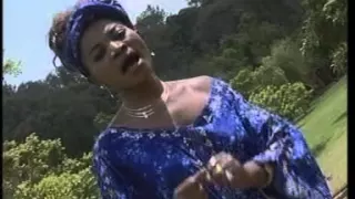 Angela Chibalonza - Ninapotembea (Official Music Video)