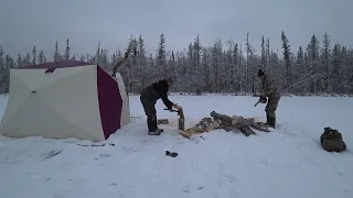 ЗИМНЯЯ НОЧЕВКА, НА ТАЕЖНОМ ОЗЕРЕ! КАЙФУЕМ В ПАЛАТКЕ С ПЕЧКОЙ КАК ДОМА  ЩУКА НА ЖЕРЛИЦЫ, ЖАРИМ БОБРА