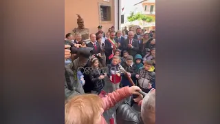 Arbëreshët e Italisë këndojnë "Xhamadani vija vija" në prani të Presidentit Begaj