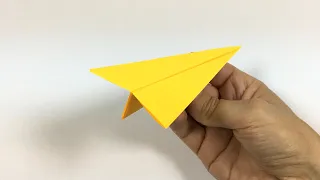 Telegramm, Papierflugzeug. Machen Sie ein Papierflugzeug aus Origami Papier wie in Telegrammen