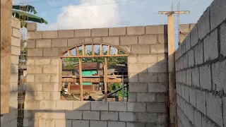 Fachada frontal con ventanas de arco semiluna. Avance de obra casa de 80 m2. Video 3