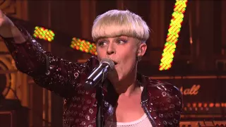 Robyn - Call Your Girlfriend (Live on SNL)