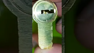 КАК ВСКРЫВАЮТ MASTER LOCK #shorts