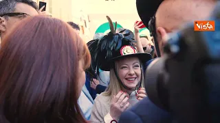 Giorgia Meloni prova la corsa dei Bersaglieri dopo aver indossato il cappello piumato