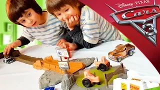 Juguetes CARS 3 SMOKEY´S TRACTOR CHALLENGE - PISTA TRACTORES CHIFLADOS de Disney Pixar!!