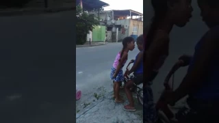 Meninas de 4 Anos Brigam Vejam o que Acontece