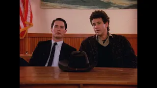 Twin Peaks - Who's the lady with the log?