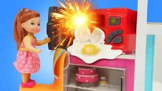 Evi prepara comida sozinha! Novo vídeo com Barbie boneca em português para meninas