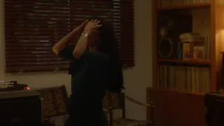 Cena Sonia Braga dançando sozinha ao som de Roberto Carlos (Aquarius Filme)