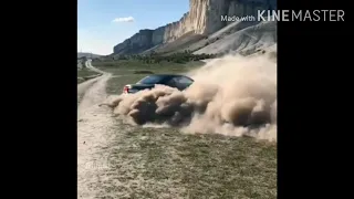 Une BMW  dans les montagnes