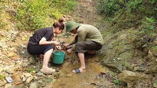 The man and the girl who had just met each other hunted by the stream and cooked with their family