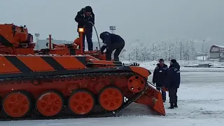 БРЭМ буксирует самолет