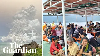Indonesia: thousands evacuated as volcano eruption spreads ash as far as Malaysia