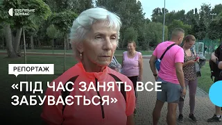 Переселенці з Маріуполя займаються фітнесом у столиці: як проходять заняття і чим вони допомагають