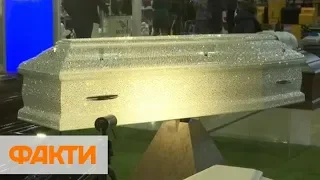 Белый гроб с 60 тыс. кристаллов Swarovski: впечатляющая ритуальная услуга в РФ