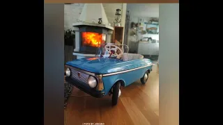 Old pedal car restoration but retains the original paint  Trampbil