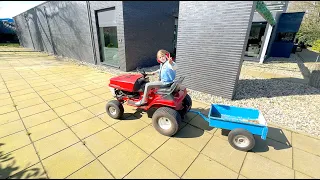 Lucilla alleen op de rode traktor | Bellinga Short #897