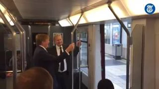 Willem-Alexander duikt op in metro