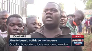 Agataliikonfuufu:     Abantu basatu bafiiridde mu kabenje.