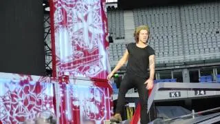 Harry's crotch grab from Better Than Words, One Direction, Paris 21/6 2014