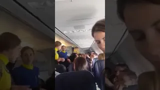 Драка на борту самолета, полный треш!