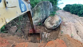 ARRANCANDO PEDRA COM ESCAVADEIRA HIDRÁULICA CATERPILLAR