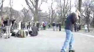 Gente patinando en Central Park